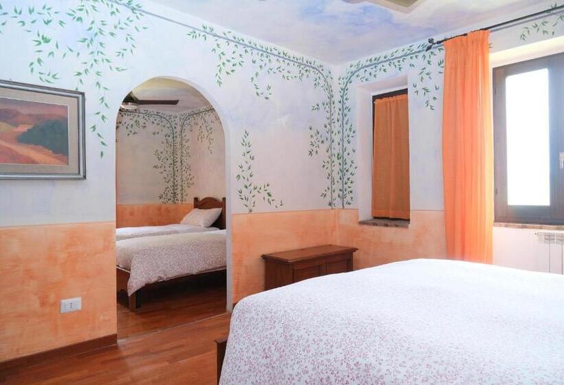 חדר משפחתי, Casale Beatrice Degli Ulivi