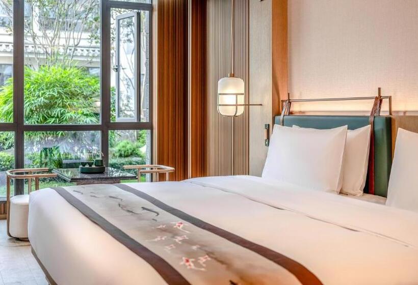 غرفة قياسية مطلّة علي الحديقة, Maree