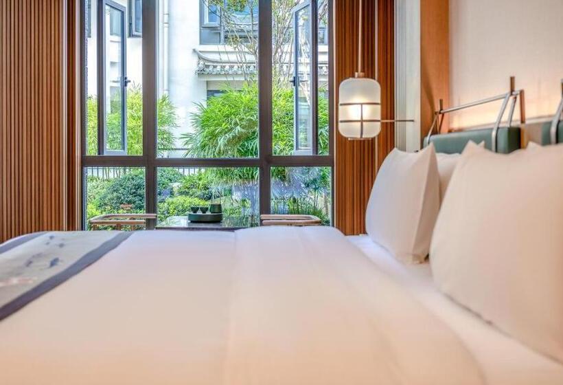 غرفة قياسية مطلّة علي الحديقة, Maree