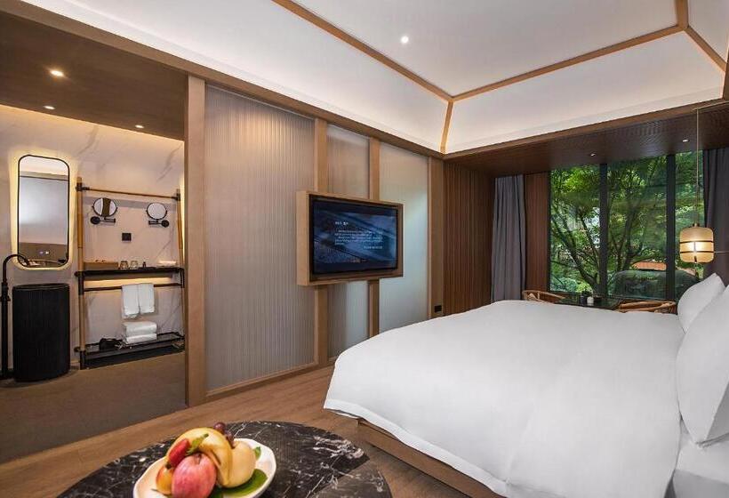 غرفة قياسية مطلّة علي الحديقة, Maree