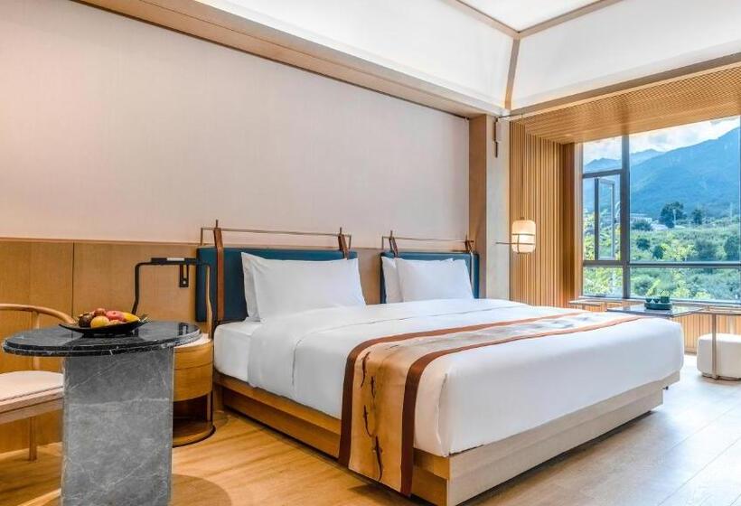 غرفة قياسية مطلة على الجبل, Maree