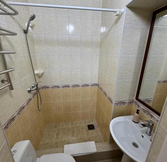 标准三人间, садиба