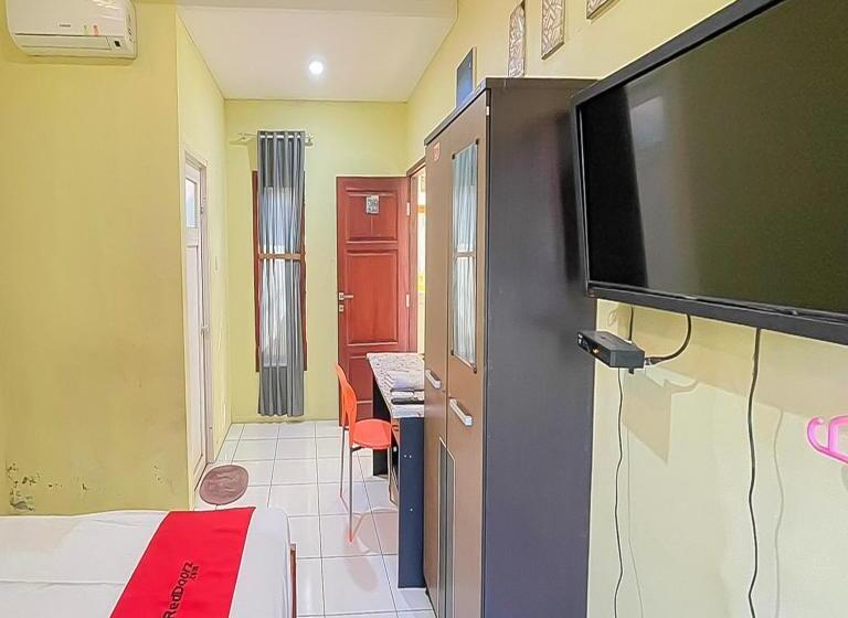 Номер Deluxe, Reddoorz At Wahidin Street Cirebon
