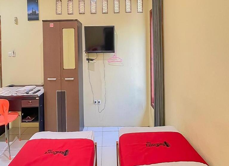Номер Deluxe, Reddoorz At Wahidin Street Cirebon