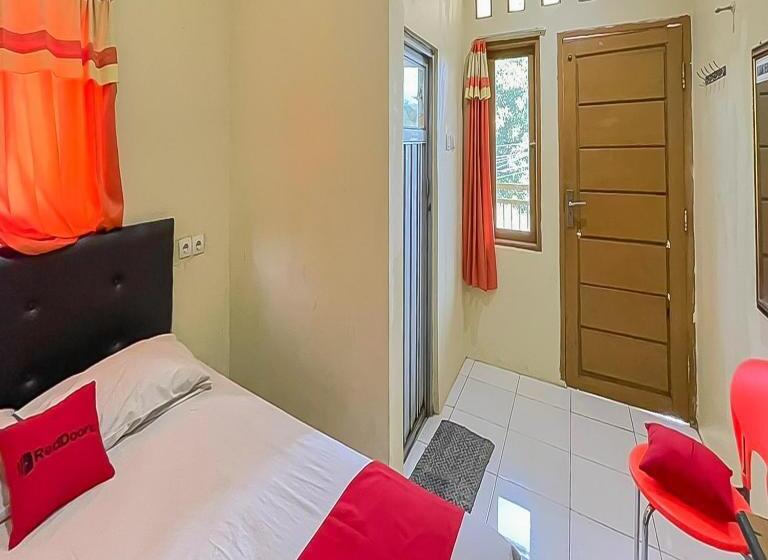 غرفة قياسية, Reddoorz At Wahidin Street Cirebon