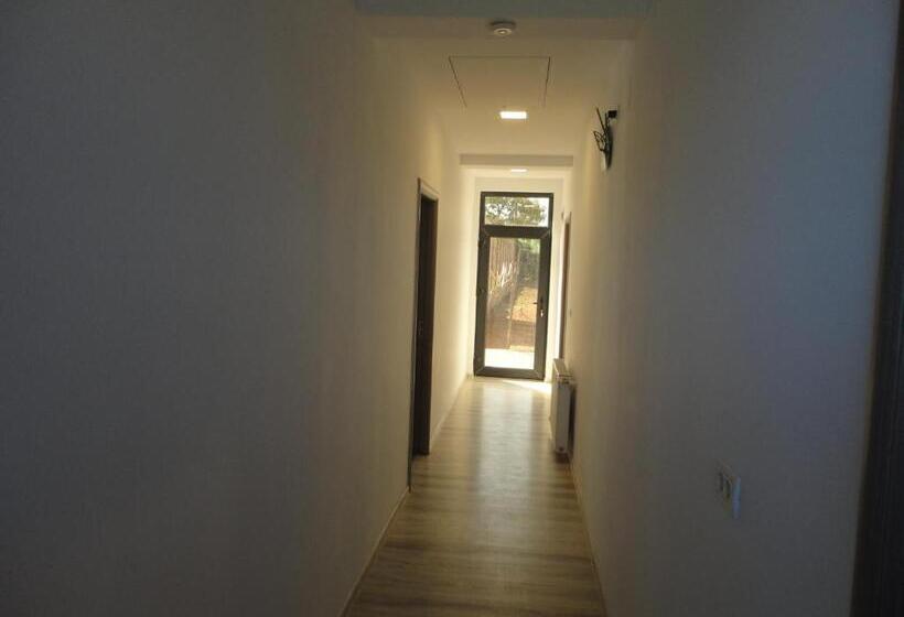 اتاق استاندارد سه نفره, Greenstone Land   Corbu