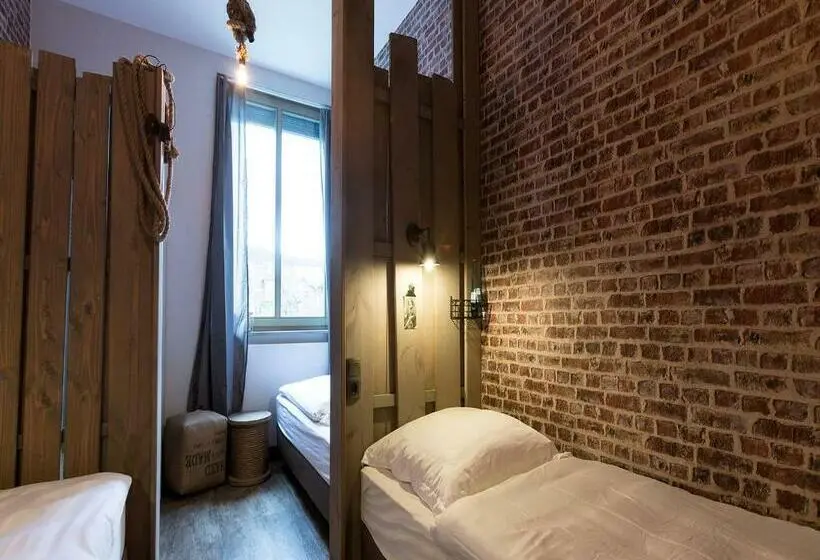 ルームシェアのワンベッド, Heimathafen Hostel