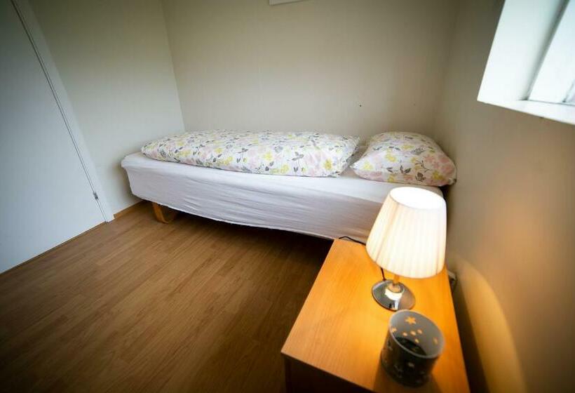 اتاق استاندارد یک تخته با سرویس بهداشتی مشترک, árbót Hostel