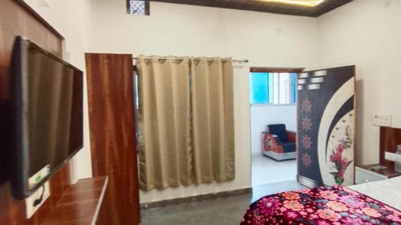 Quarto Triplo Deluxe, Ram Krishna Palace Ayodhya   Near Shree Ram Temple And Hanuman Garhi   Comfortable Stay