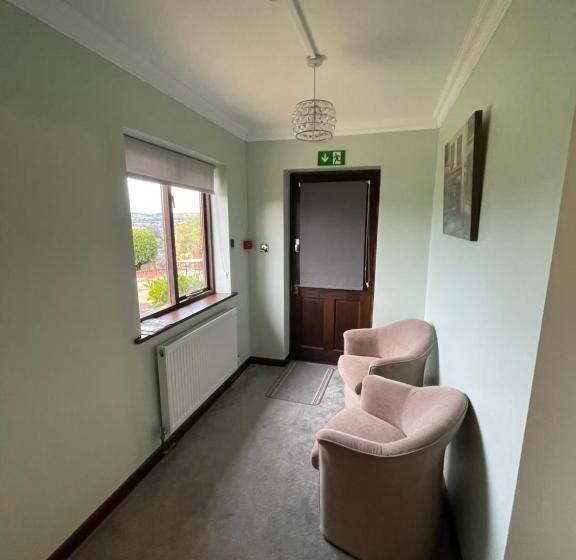 מיטת קינג בסוויטה, Heathwood