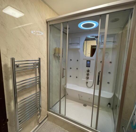 מיטת קינג בסוויטה, Heathwood