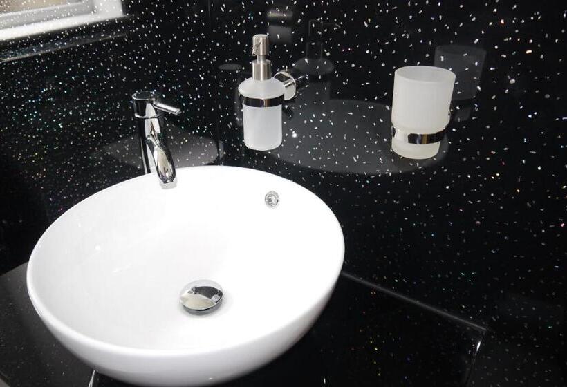 מיטת קינג בסוויטה, Heathwood