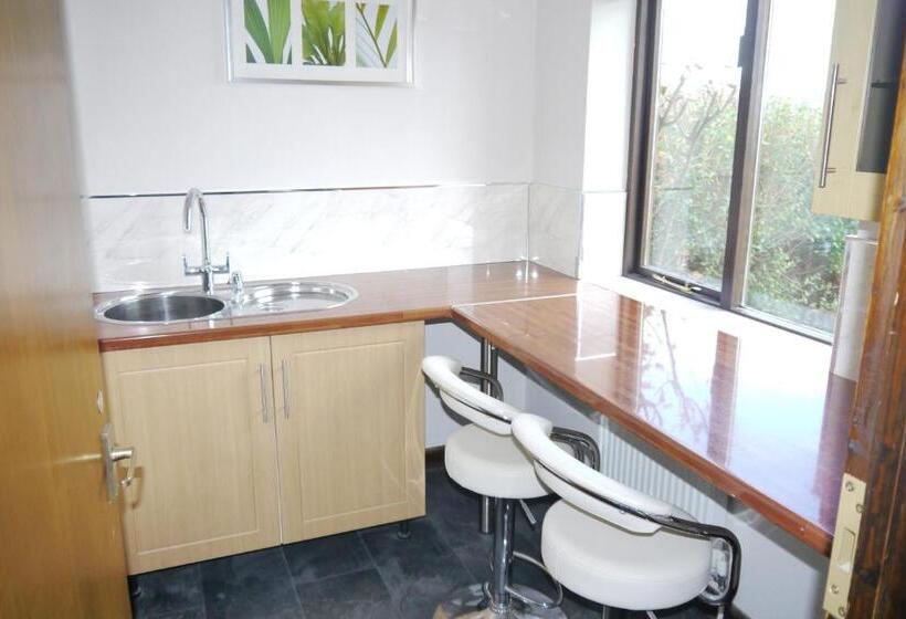 מיטת קינג בסוויטה, Heathwood