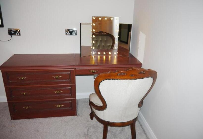 מיטת קינג בסוויטה, Heathwood