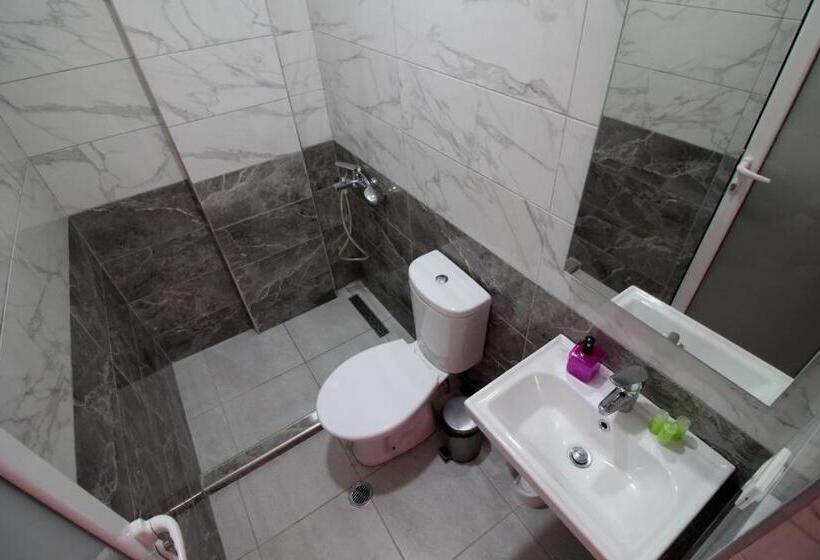 ファミリーステューディオ, Vila Kapllani