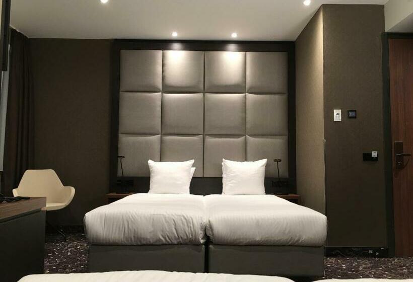 غرفة قياسية رباعية, Levell