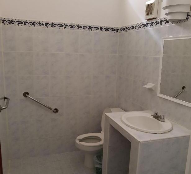 غرفة قياسية ثلاثية, Posada Escarcega