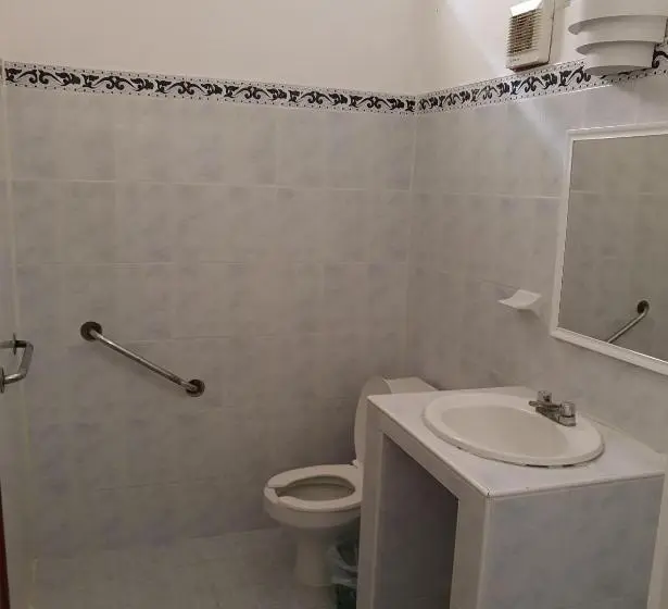 Standard Kolmen Hengen Huone, Posada Escarcega