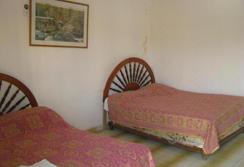 غرفة قياسية ثلاثية, Posada Escarcega