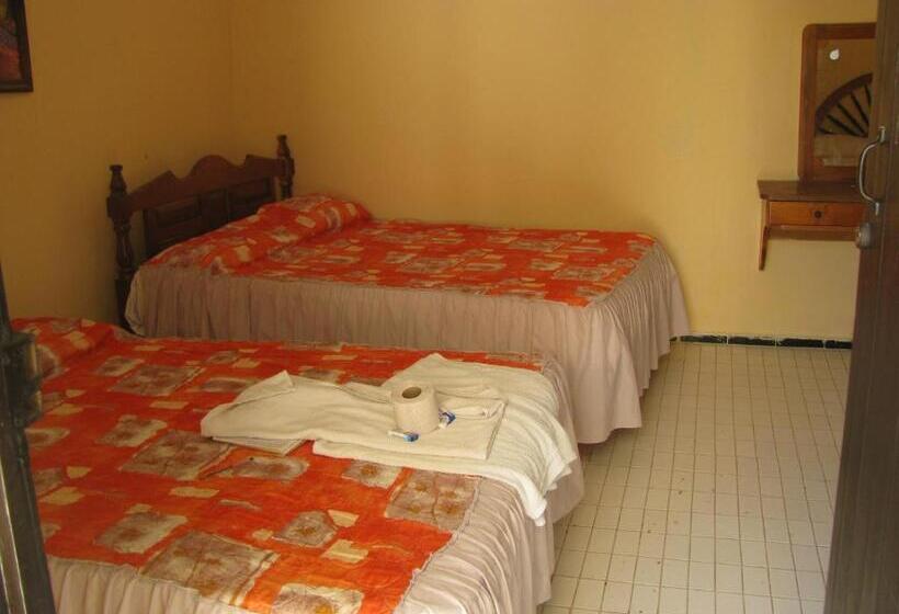 غرفة قياسية ثلاثية, Posada Escarcega