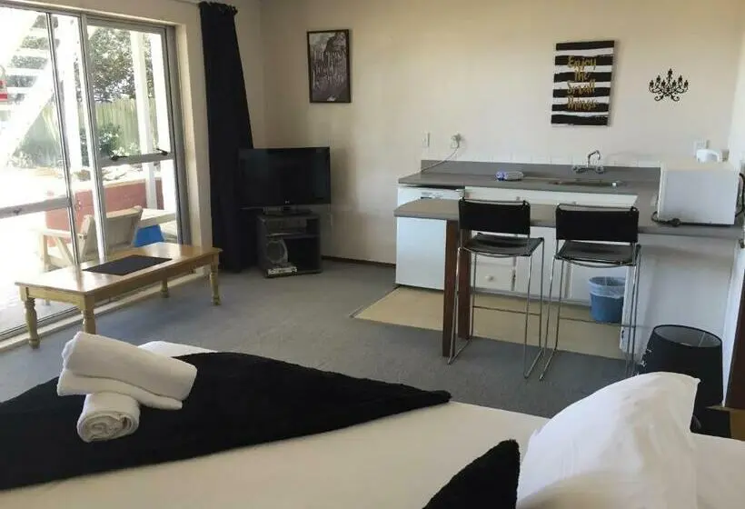 Standard-studio, Edgewater Motel