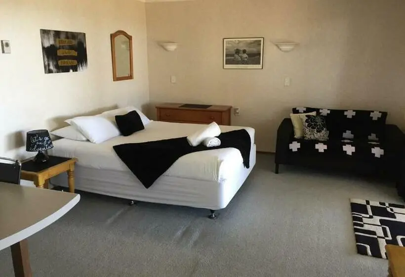 Standard-studio, Edgewater Motel