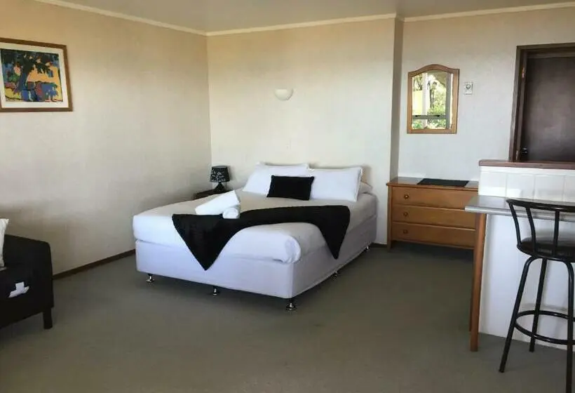 Standard-studio, Edgewater Motel