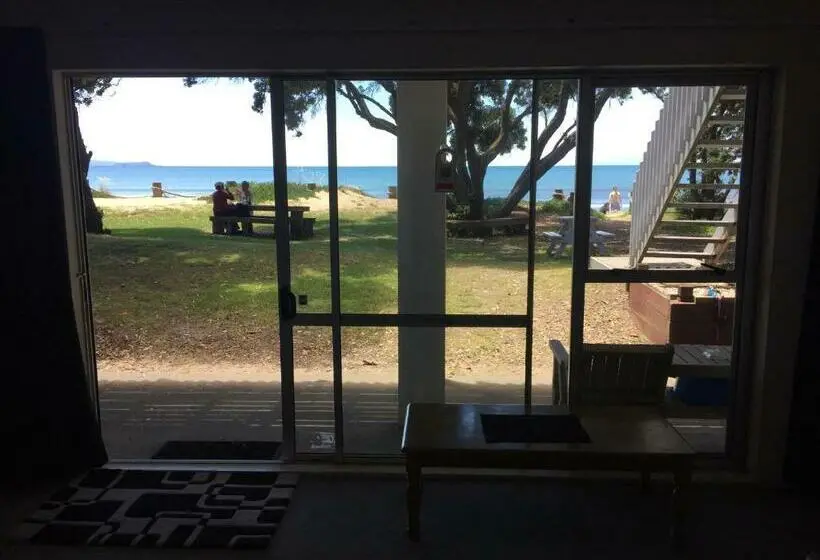 Standard-studio, Edgewater Motel