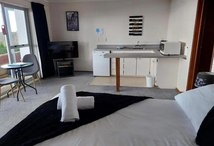 Standard-studio, Edgewater Motel