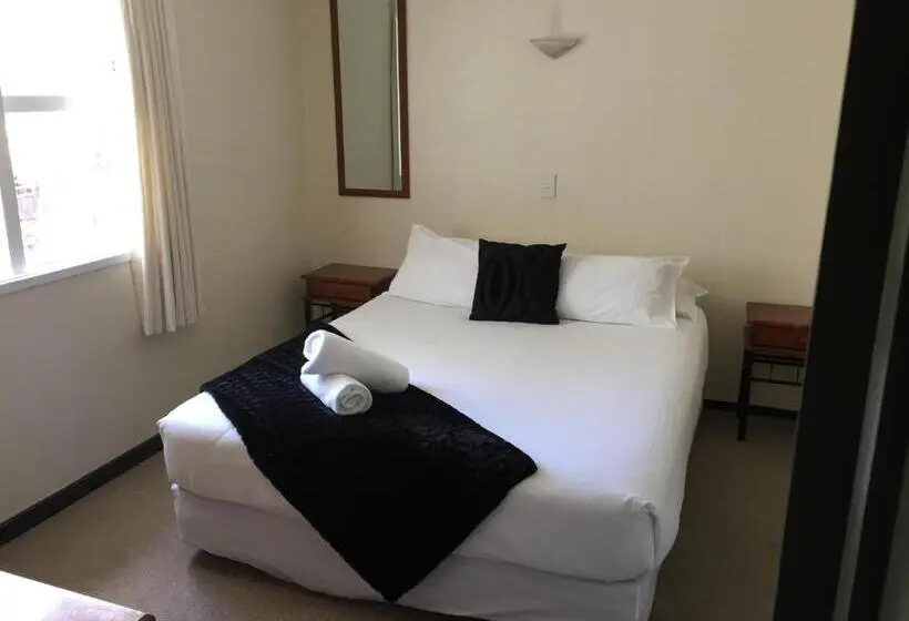 Perhehuone Merinäkymä, Edgewater Motel