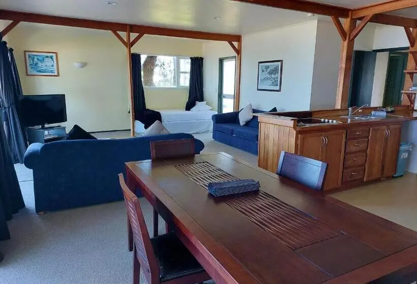 Perhehuone Merinäkymä, Edgewater Motel