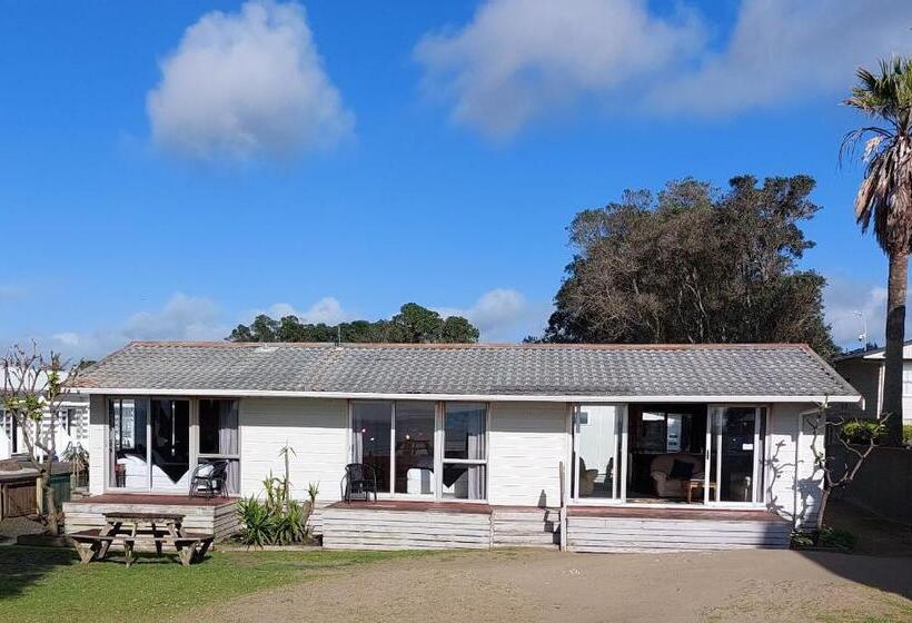 بنجلو عائلى مطل على البحر, Edgewater Motel