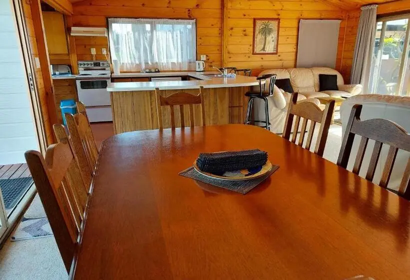 Perhebungalow Merinäkymä, Edgewater Motel