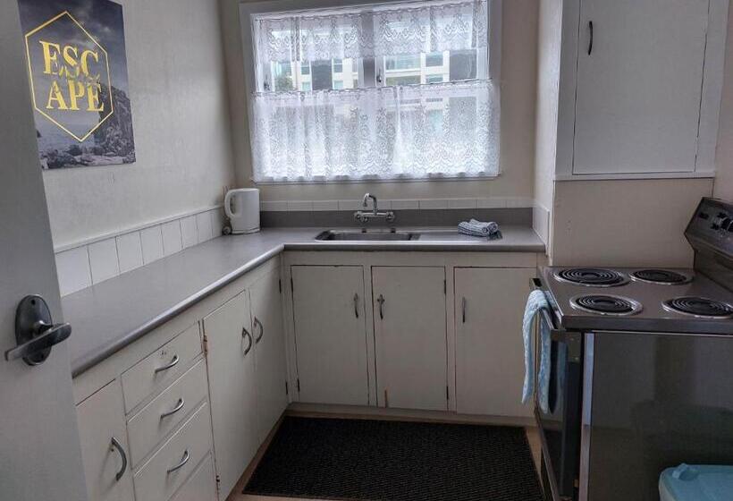 غرفة عائلية, Edgewater Motel