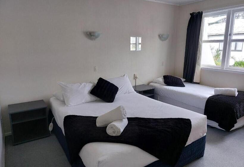 غرفة عائلية, Edgewater Motel