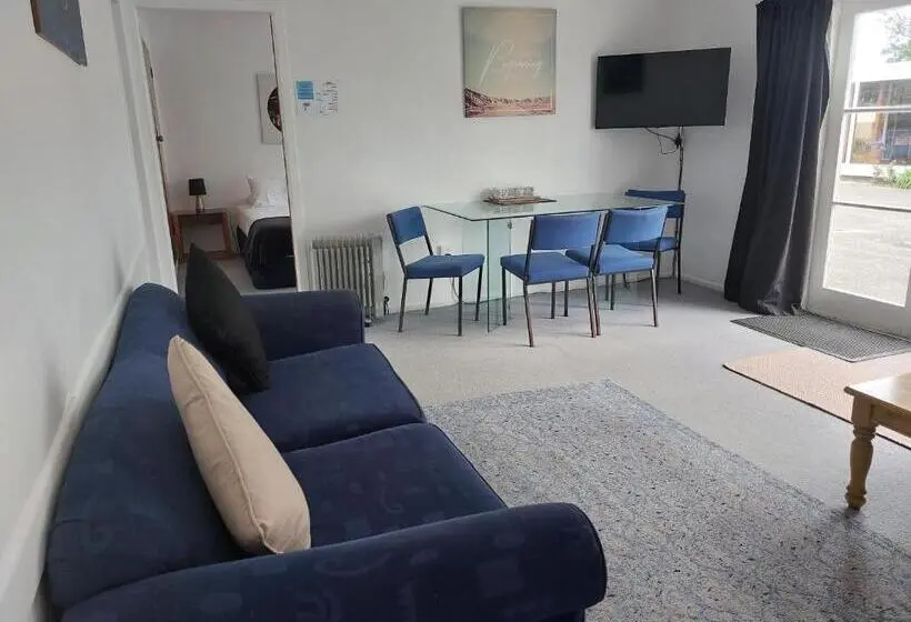 Perhehuone, Edgewater Motel