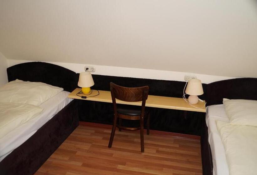 اتاق عادی, La Fontana