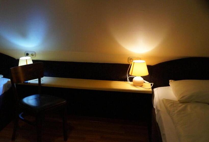 اتاق عادی, La Fontana