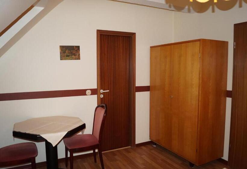 Economy Triple Room, La Fontana