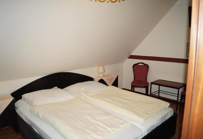 Economy Triple Room, La Fontana