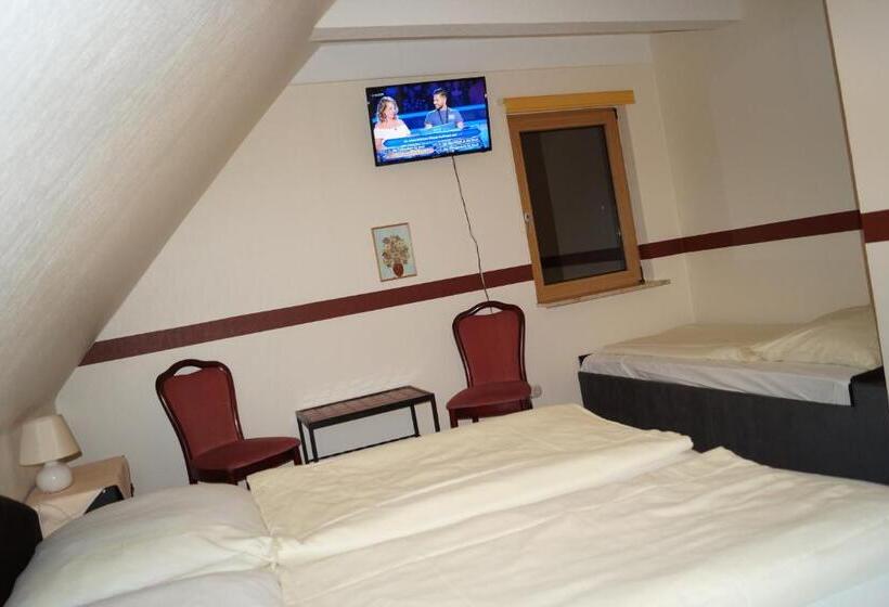 Economy Triple Room, La Fontana