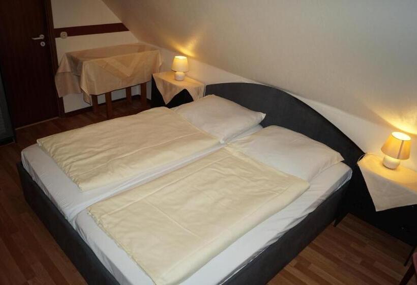 Economy Triple Room, La Fontana