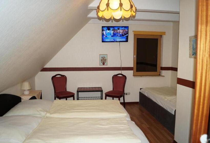 Economy Triple Room, La Fontana