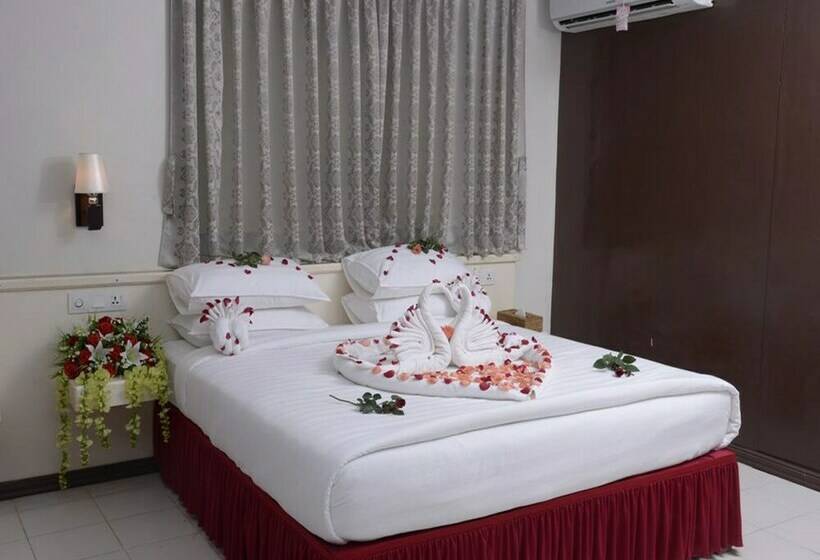 اتاق لوکس, Taw Win Yadanar