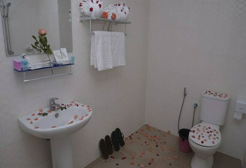 اتاق سوپریور, Taw Win Yadanar