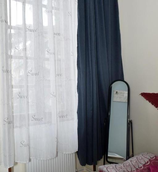 اتاق استاندارد یک تخته با سرویس بهداشتی مشترک, Le Petit