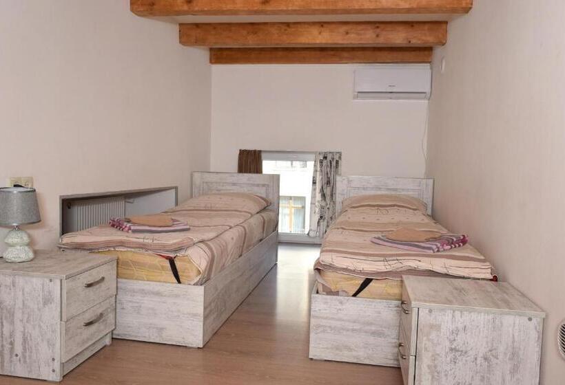 اتاق استاندارد با سرویس بهداشتی مشترک, Le Petit