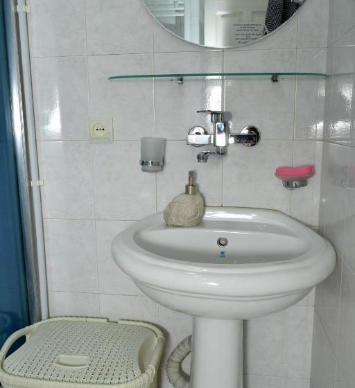 اتاق استاندارد یک تخته با سرویس بهداشتی مشترک, Le Petit