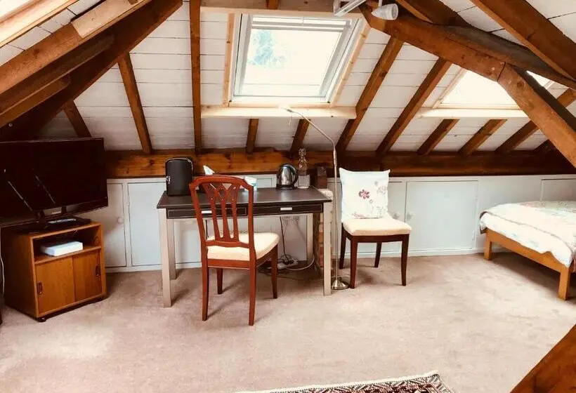 バス共有のスタンダードルーム, Tresillian House