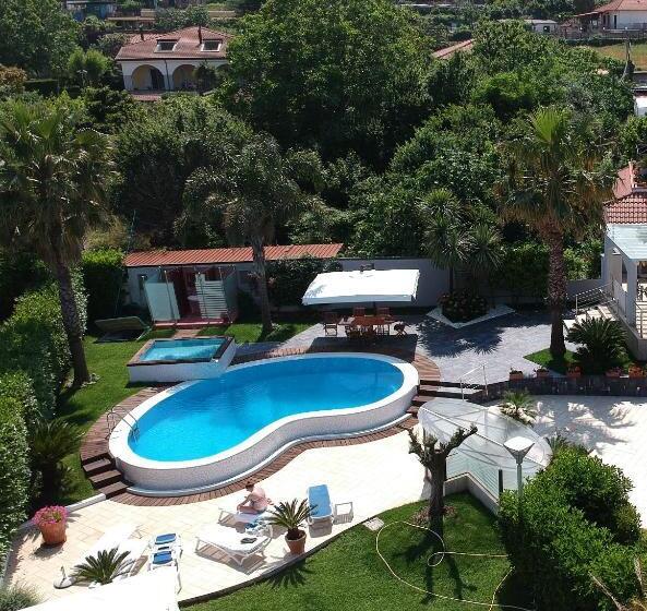 מיטת קינג בסוויטה, Villa Soraya